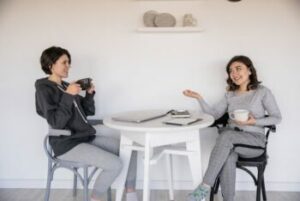 dos mujeres hablando y tomando té