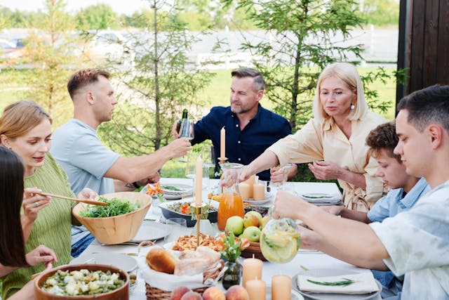 familia comiendo en un jardín